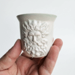Zeus Rölyefli El Yapımı Stoneware Seramik Kupa – Ada Çayı Yeşili İç Kaplama – 175 ml