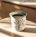 Zeus Rölyefli El Yapımı Stoneware Seramik Kupa – Ada Çayı Yeşili İç Kaplama – 175 ml - Görsel 3